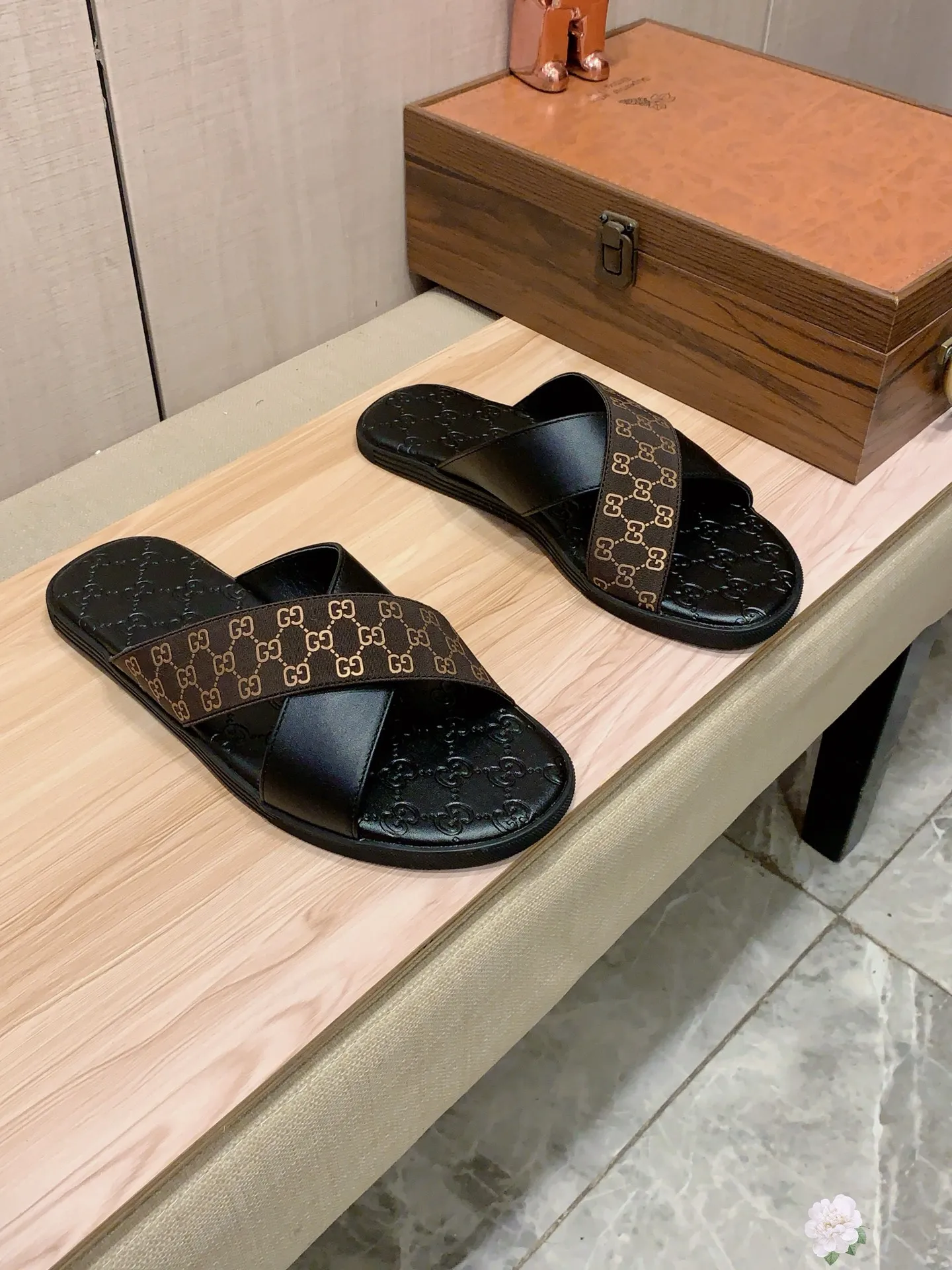 Slippers: New model: Factory price: 260💰💰🎩🎩🔥🔥《 Gucci* 》Series of slippers top purchasing agent🔍🔍Sold at the same time for men, original Italian imported webbing made of selected cowhide, exquisite workmanship,), sole: (super comfortable) original factory special sole, ⚠️exclusive double-layer movable molded sole super comfortable⚠️, real shot🎬the real thing is more beautiful🔍🔍266 regular code 38-44, can be ordered 45.